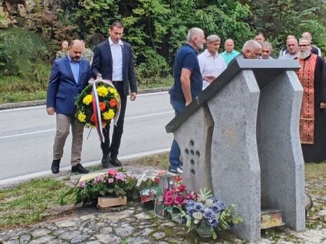 ВИШЕГРАД, 9. СЕПТЕМБРА /СРНА/ - Служењем парастоса и полагањем цвијећа на Спомен-обиљежју код тунела "Бродари" између Вишеграда и Рудог обиљежено је 30 година од убиства седам бораца Војске Републике Српске /ВРС/ и двије медицинске раднице у овом тунелу.