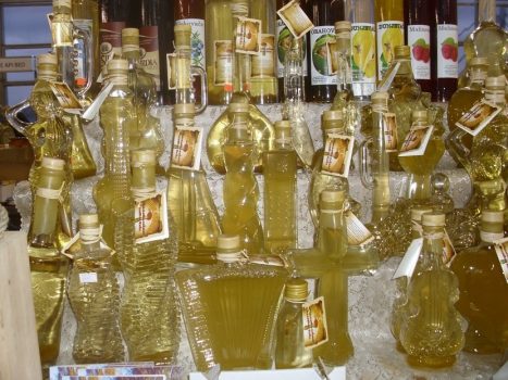 Rakija-ili-liker-od-meda-odnosno-medovača-pravi-se-od-domaćeg-meda-i-domaće-rakije.