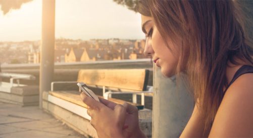 telefon djevojka pixabay ilustrativna fotografija