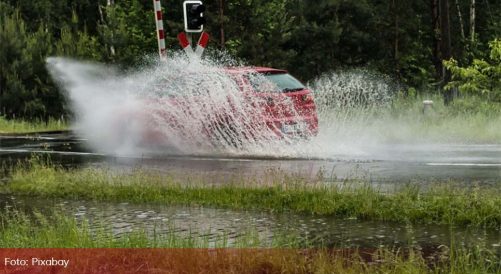 auto voznja kisa pixabay