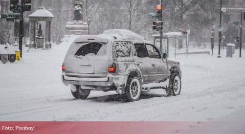 snijeg auto voznja pixabay